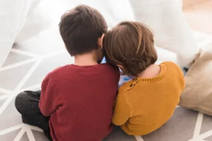 Hermanos que quieren vivir con padres diferentes tras una separación